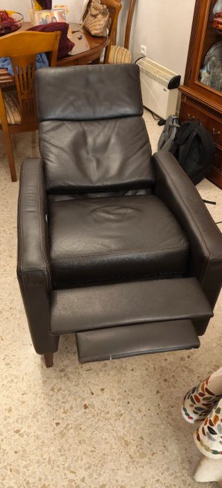Sillón de piel marrón oscuro