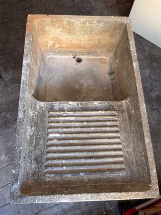 Pila de lavar de cemento con escurridor