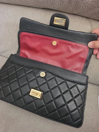 Bolso de hombro acolchado negro con interior rojo