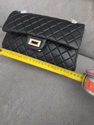 Bolso de hombro acolchado negro con interior rojo