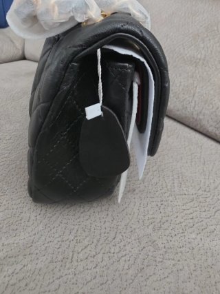 Bolso de hombro acolchado negro con interior rojo