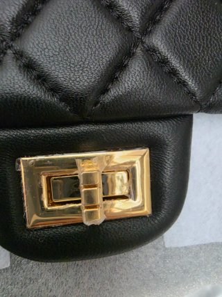 Bolso de hombro acolchado negro con interior rojo