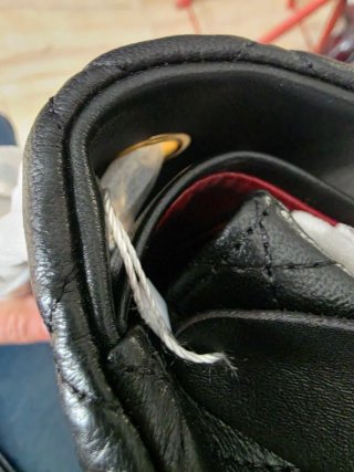 Bolso de hombro acolchado negro con interior rojo
