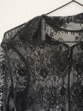 Blusa Zara y Pantalones negros con rayas laterales