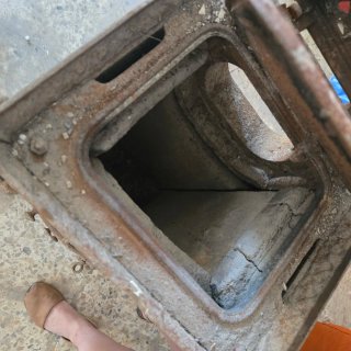 Estufa cuadrada de fundición tipo salamandra