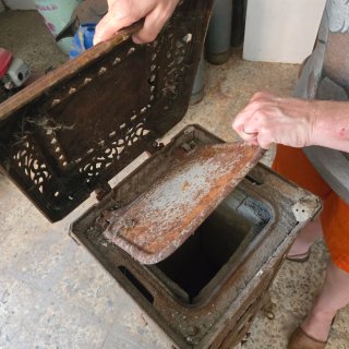 Estufa cuadrada de fundición tipo salamandra