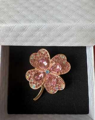 Broche trevo 4 folhas rosa e dourado