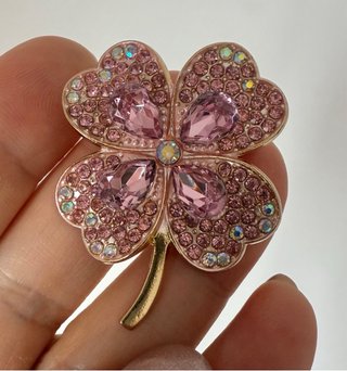 Broche trevo 4 folhas rosa e dourado