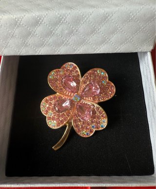 Broche trevo 4 folhas rosa e dourado