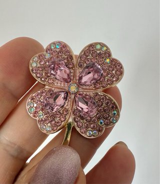 Broche trevo 4 folhas rosa e dourado