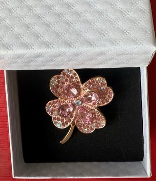 Broche trevo 4 folhas rosa e dourado