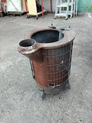 Estufa de leña metálica