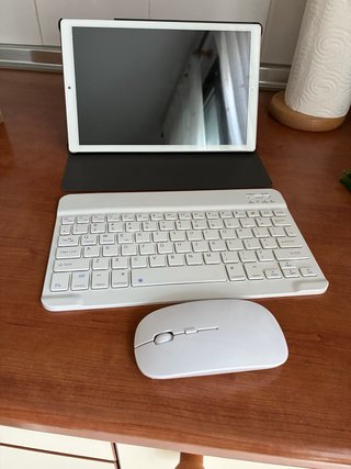 Tablet Yumkem Blanca. Teclado bluetooth y ratón.