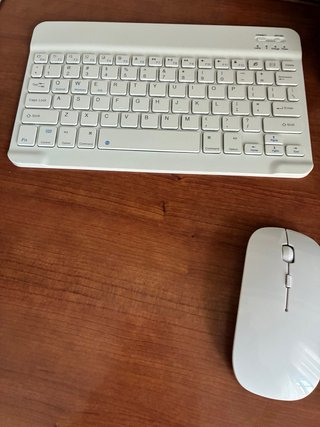 Tablet Yumkem Blanca. Teclado bluetooth y ratón.
