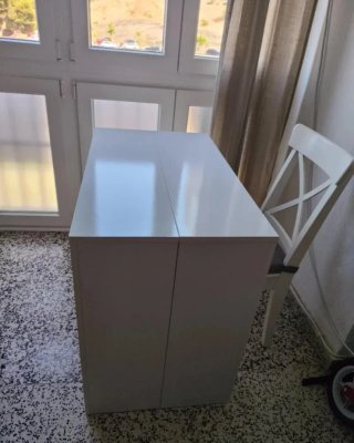 Mesa de salón blanca