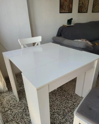 Mesa de salón blanca