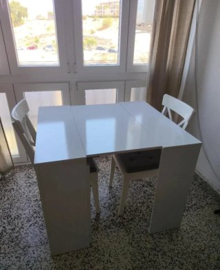 Mesa de salón blanca