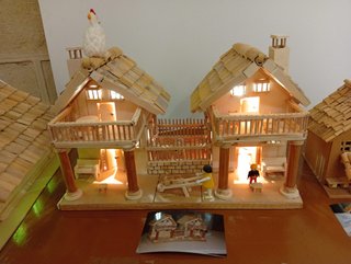 Chalets con balcones y establo adosados