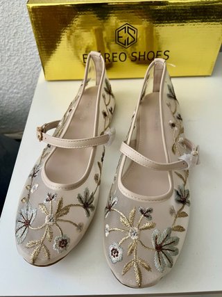 Bailarinas beige con bordado floral