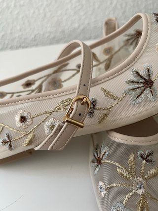 Bailarinas beige con bordado floral