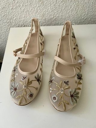 Bailarinas beige con bordado floral