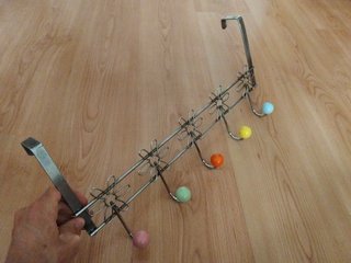 Perchero de pared con pomos de colores
