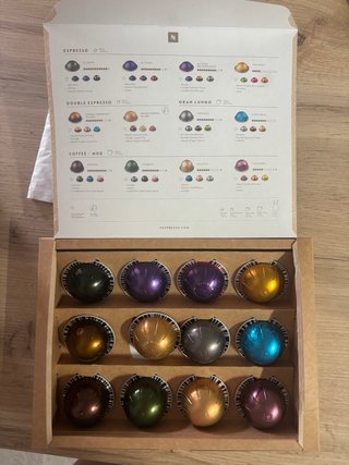 Cafetera Nespresso Vertuo + 12 cápsulas