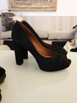 Zapatos de tacón negros peep toe de 13 cm los dos