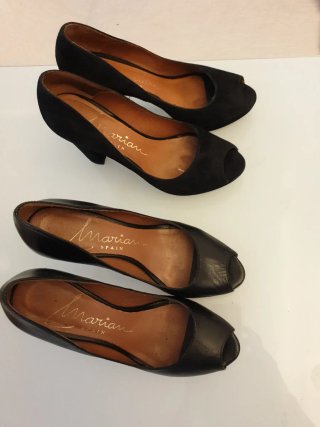 Zapatos de tacón negros peep toe de 13 cm los dos