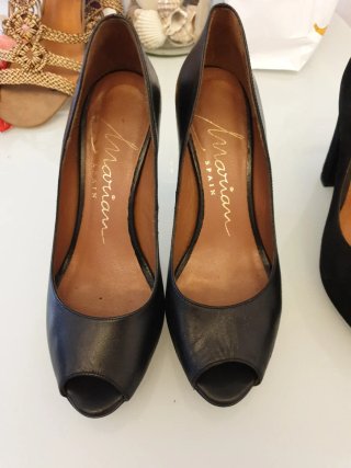 Zapatos de tacón negros peep toe de 13 cm los dos