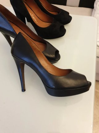 Zapatos de tacón negros peep toe de 13 cm los dos