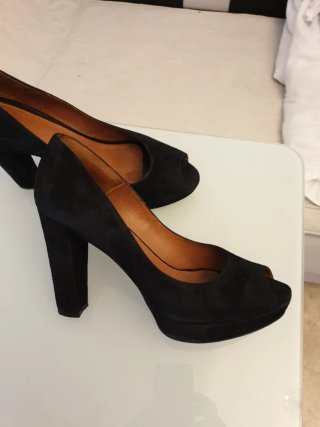 Zapatos de tacón negros peep toe de 13 cm los dos