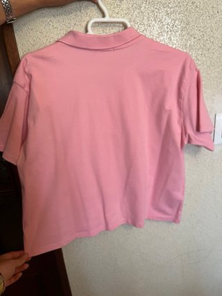 Polo de mujer cortito de Stradivarius rosa