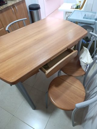 Mesa de cocina con 4 sillas