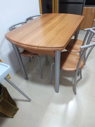 Mesa de cocina con 4 sillas