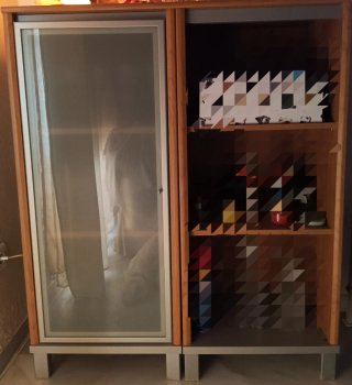 Mueble auxiliar con puerta y estantes