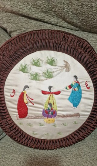 2 Cojines Vintage Bordados Figuras