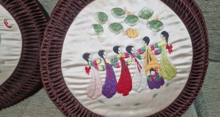 2 Cojines Vintage Bordados Figuras