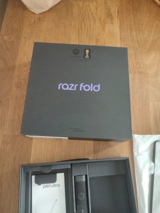 Scatola Motorola Razr Fold con accessori nuovi