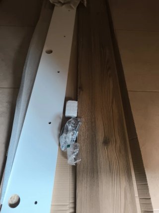 Estantería de madera y blanca