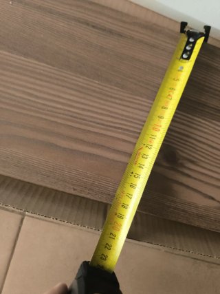 Estantería de madera y blanca