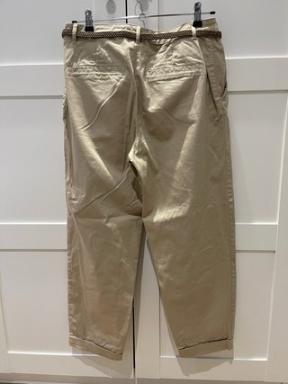 Pantalón beige Zara con cinturón trenzado