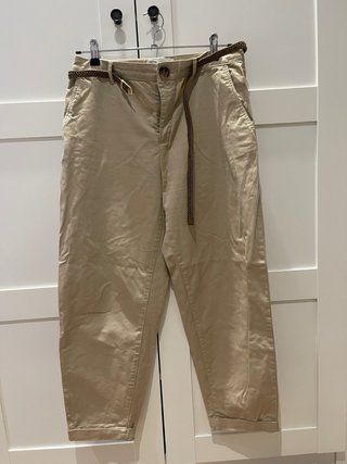 Pantalón beige Zara con cinturón trenzado