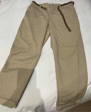 Pantalón beige Zara con cinturón trenzado