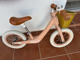 Bicicleta infantil rosa con cesta