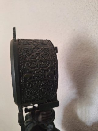 Reloj de péndulo con figura de mujer