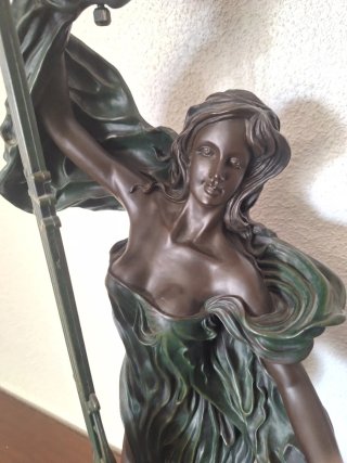 Reloj de péndulo con figura de mujer
