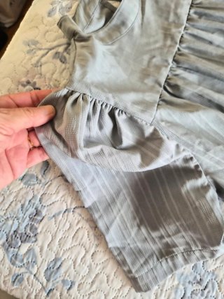 Vestido de verano gris con cinturón
