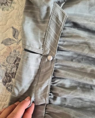 Vestido de verano gris con cinturón