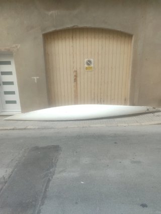 Kayak de fibra rojo y blanco